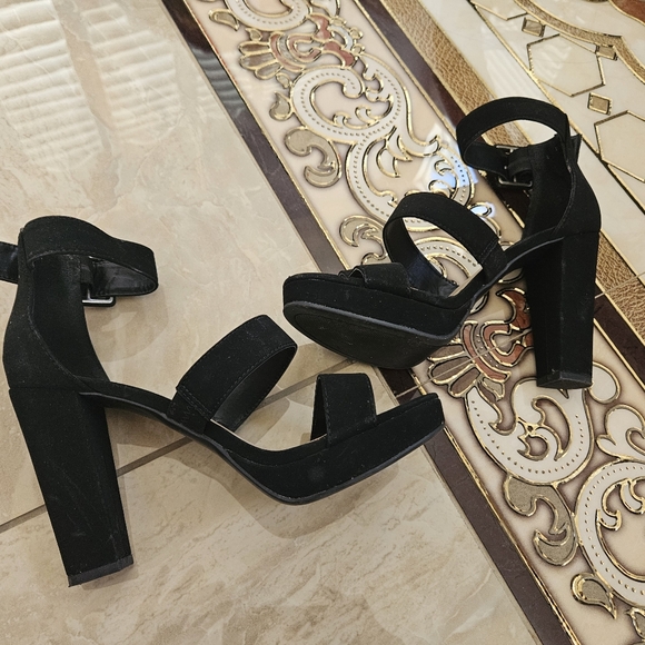 Delicious Black Heels Size 6.5 - Picture 6 of 10